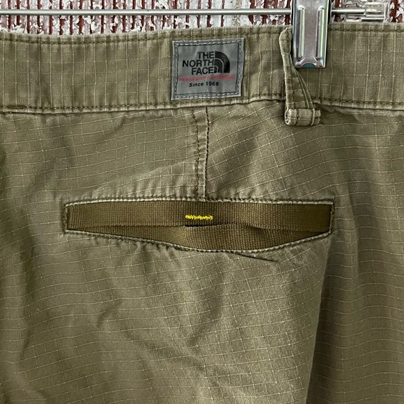 EUC men’s NorthFace cargo pants—size 36 waist - Picture 4 of 6